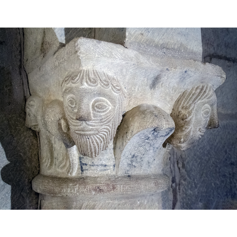 Source caption: "Cripta de San Martín en Unx [...] San Martín de Tours es una iglesia en la localidad de San Martín de Unx, en Navarra. Construida en el siglo XII, tiene una cripta que ayuda a salvar el desnivel del terreno y a la que se accede por una escalera de caracol dentro del templo."