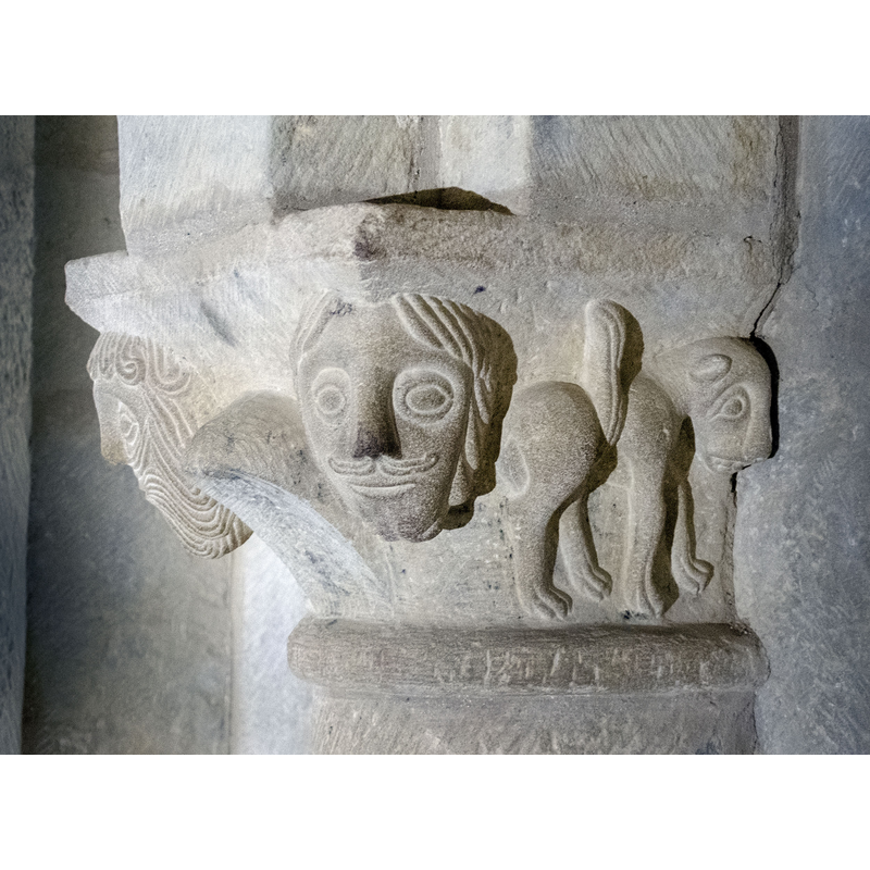 Source caption: "Cripta de San Martín en Unx [...] San Martín de Tours es una iglesia en la localidad de San Martín de Unx, en Navarra. Construida en el siglo XII, tiene una cripta que ayuda a salvar el desnivel del terreno y a la que se accede por una escalera de caracol dentro del templo."