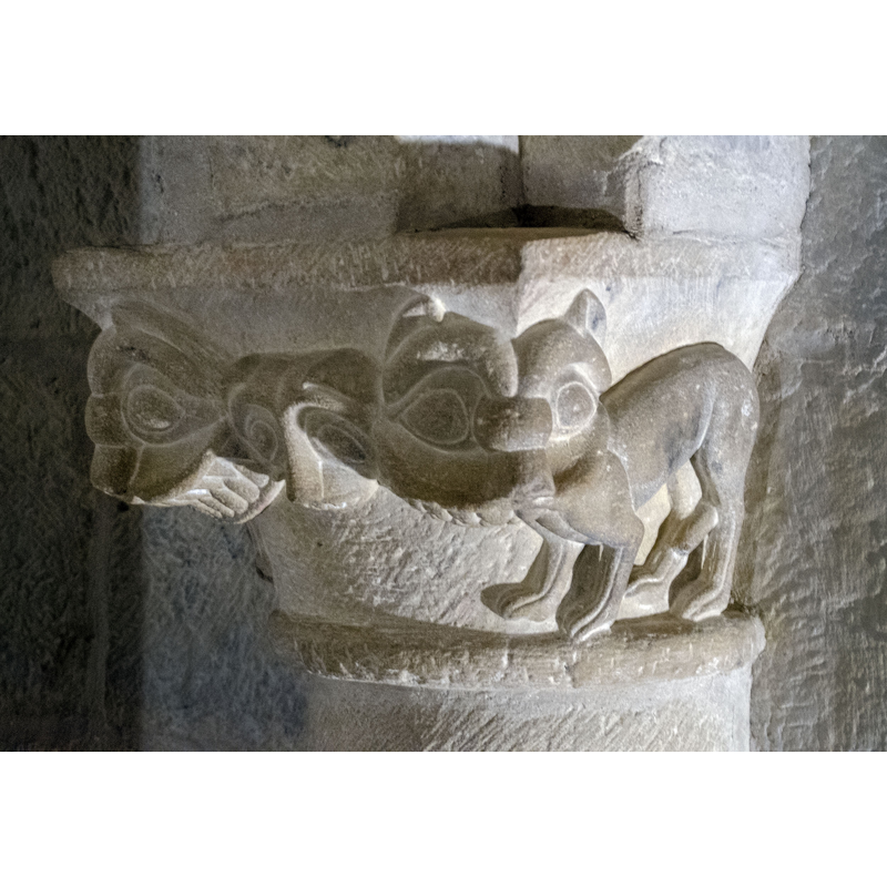 Source caption: "Cripta de San Martín en Unx [...] San Martín de Tours es una iglesia en la localidad de San Martín de Unx, en Navarra. Construida en el siglo XII, tiene una cripta que ayuda a salvar el desnivel del terreno y a la que se accede por una escalera de caracol dentro del templo."