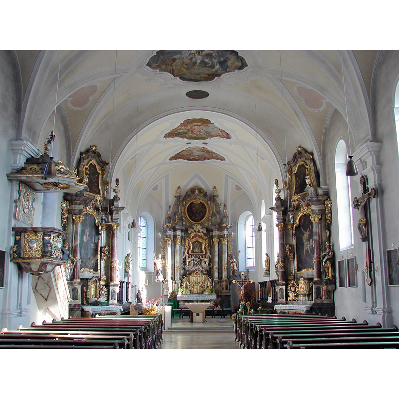 Source caption: "Die Stadtpfarrkirche Mariä Himmelfahrt bildet den Mittelpunkt einer Wehranlage mit äußerer Ringmauer, Graben und innerem Befestigungsring."