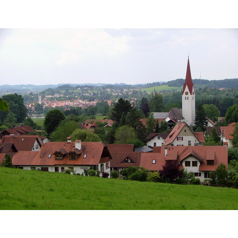 Katholische Pfarrkirche Sankt Petrus Deuchelried, with Wangen im Allgäu in the background,