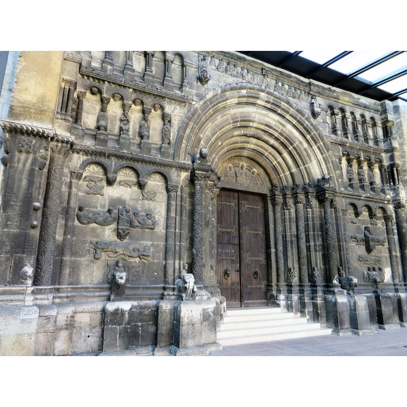 Source caption: "Schottenkirche St. Jakob in Regensburg. Um 1090 begründet, um 1200 war der Bau der berühmten Kirche mit ihrem Portal abgeschlossen. Das Schottenportal ist seit 1999 geschützt durch einen Glasvorbau, der gleichzeitig als Haupteingang dient."