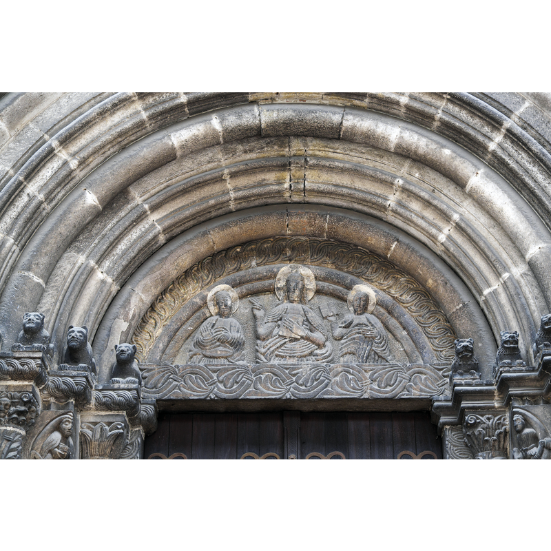 Source caption: "Ehemalige Klosterkirche St. Jakob des Schottenklosters St. Jakob in Regensburg (Oberpfalz/Bayern), Tympanon des romanischen Portals"