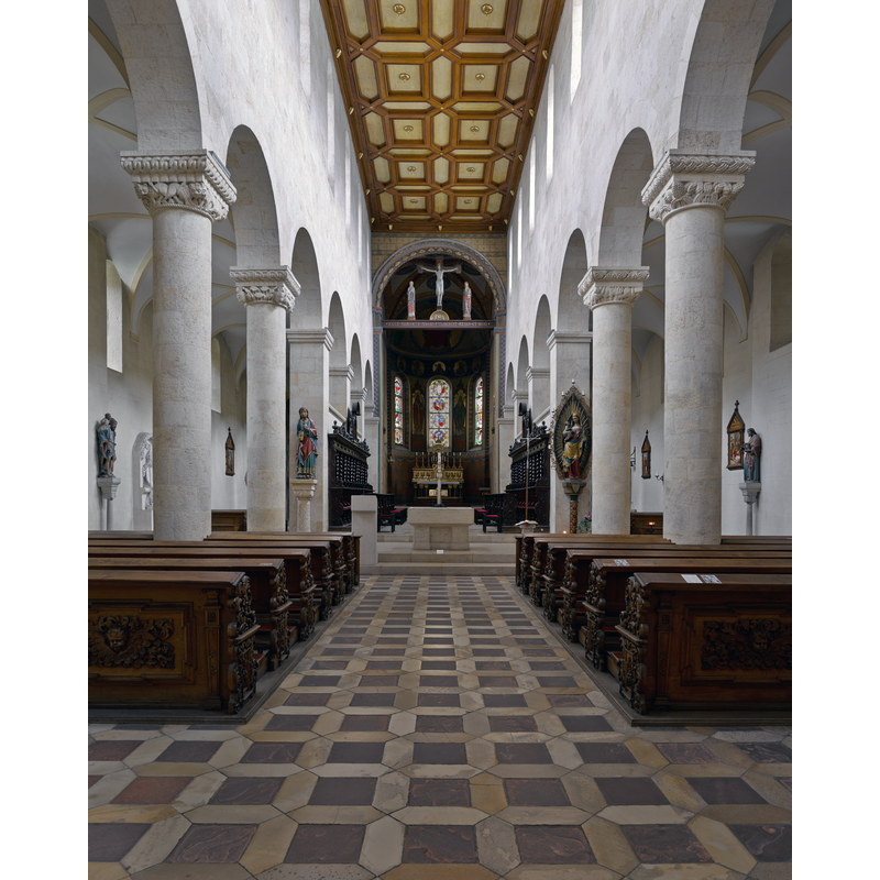 Source caption: "Innenraum der Schottenkirche St. Jakob"