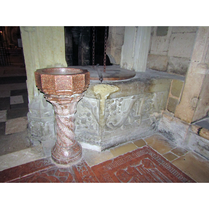 The well is described as: "Der mehr als 12 Meter tiefe Ziehbrunnen neben dem südlichen Querhausportal erhielt um 1470/80 ein neues polygonales Brunnenbecken. Im Jahr 1500 setzte Dombaumeister Wolfgang Roritzer einen reichen Maßwerkbaldachin darauf, den zwei profilierte Pfeiler tragen. Am vorderen Pfeiler stehen die Steinfigürchen von Christus und der Samariterin am Brunnen." [source quote from Achim Hubel: Der Dom zu Regensburg – Textband 2. 2014, S. 425–447. in the Wikipedia entry for the Regensburger Dom [https://de.wikipedia.org/wiki/Regensburger_Dom#Ziehbrunnen] [accessed 19 March 2023] -- next to the well is one of the two holy-water stoups