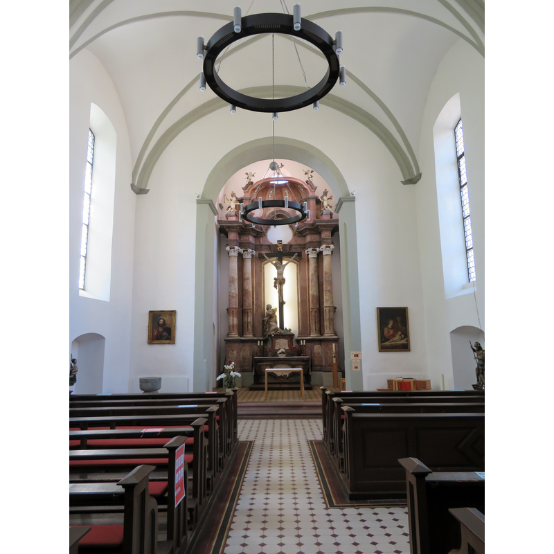 Source caption: "St.-Georgs-Kapelle in Tettnang, Bodenseekreis, Baden-Württemberg. Innenausstattung. Hochaltar." -- the font is partially visible at the far [east] end, left [north] side