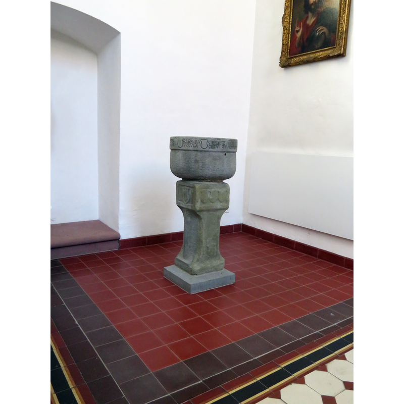 Source caption: "St.-Georgs-Kapelle in Tettnang, Bodenseekreis, Baden-Württemberg. Innenausstattung: Taufstein mit Inschrift und Wappen. „Der älteste Gegenstand der Kapelle ist das ehemalige Taufbecken der Grafen von Montfort aus dem Jahre 1582.“ (Website der Stadt Tettnang)"