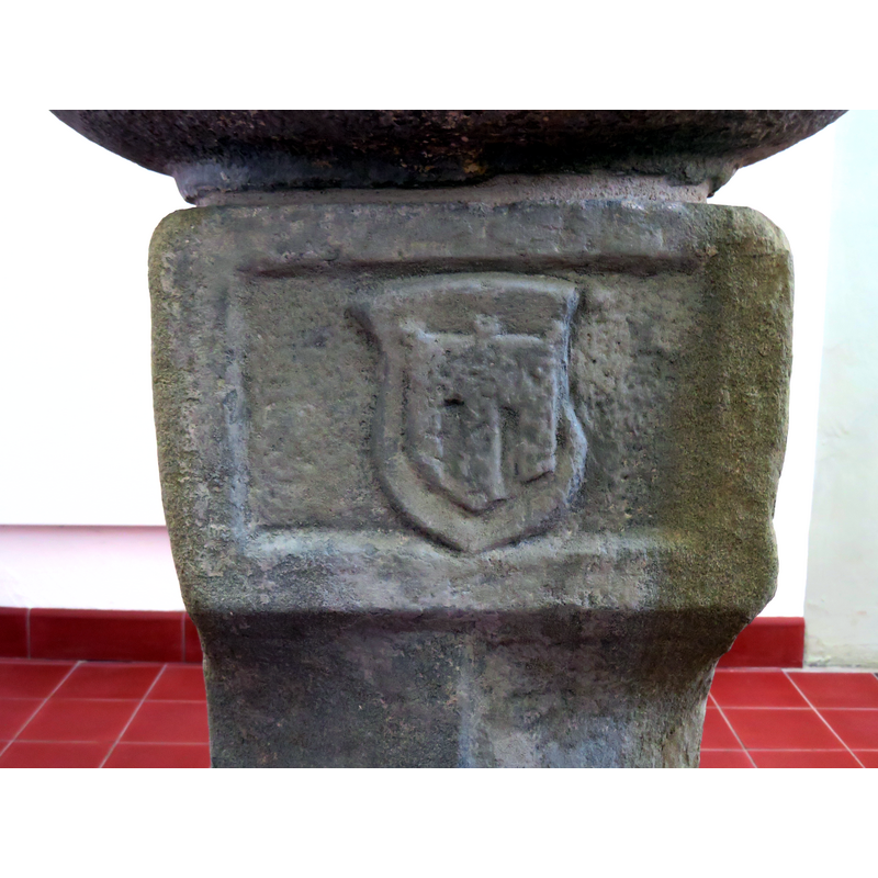 "the coat of arms of the county of Montfort: "Argent a gonfanon gules with three tips and three rings of the same" / "In Silber eine rote Kirchenfahne mit drei Hängseln (zwei Zinneneinschnitten ) und drei Ringen von derselben Farbe"" [cf. FontNotes]
