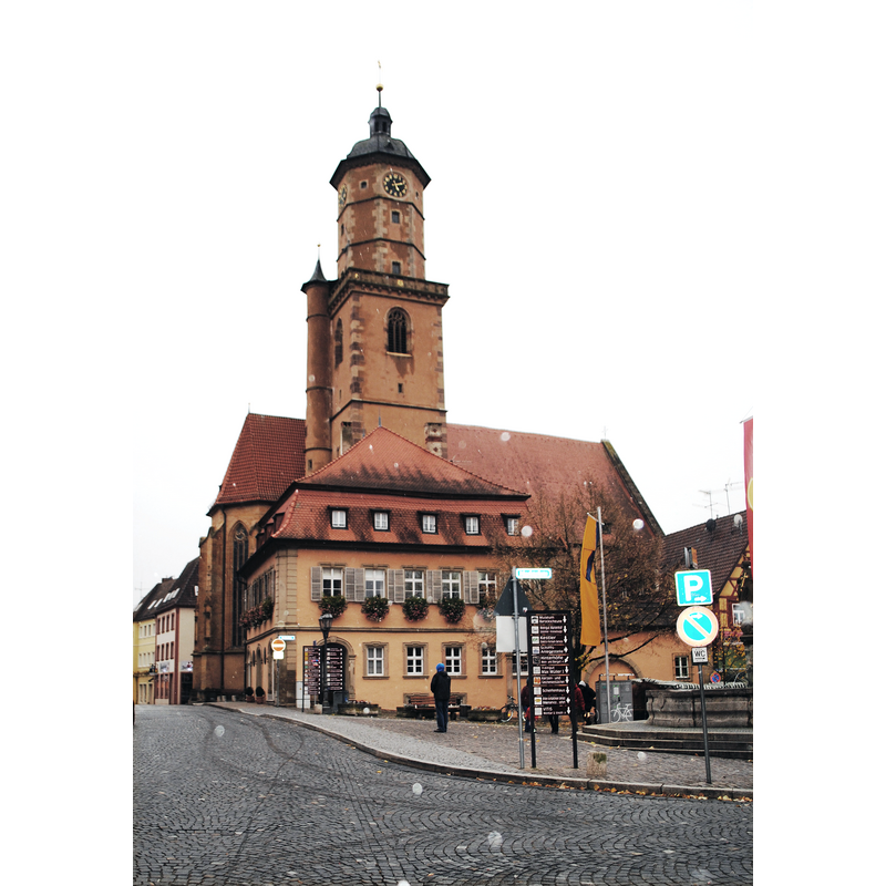 Source caption: "Kirche St. Bartholomäus und St. Georg, Kirchgasse 1, Volkach, Saalbau mit polygonalem Chor, Baubeginn des Chores 1413, Langhaus 1472, 1513 Bau des Turmes durch Hans Bock, das Langhaus Mitte 18. Jahrhundert umgestaltet; mit Ausstattung; westlich angebaut profanierte Kapelle St. Nikolaus, 15. Jahrhundert; Ölberg, 16. Jahrhundert; Kruzifix; D-6-75-174-74"