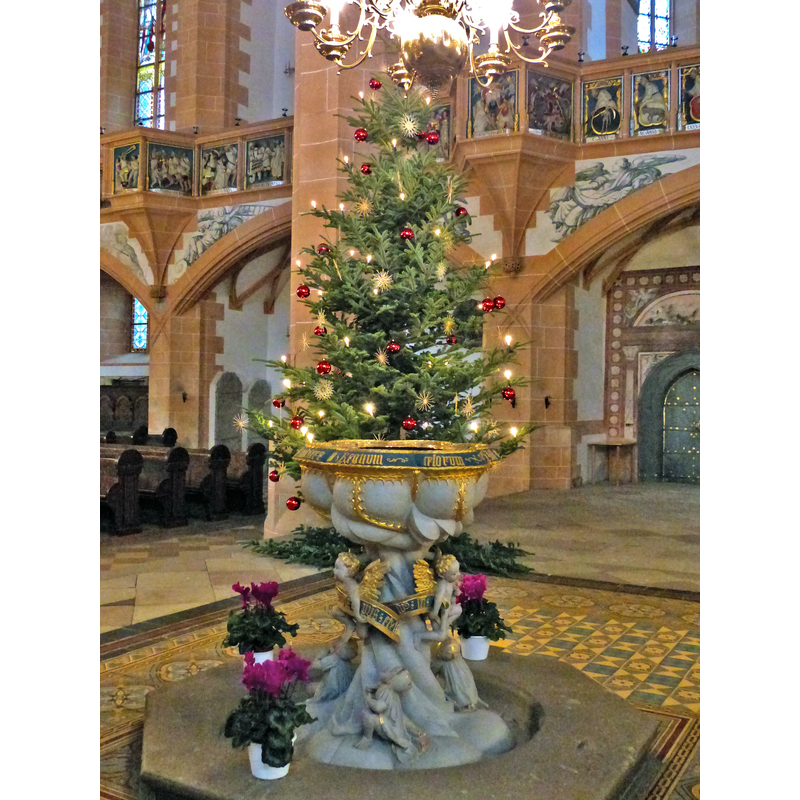 Source caption: "St. Annen: Weihnachtsdekoration in der Kirche - Taufstein und Weihnachtsbaum"