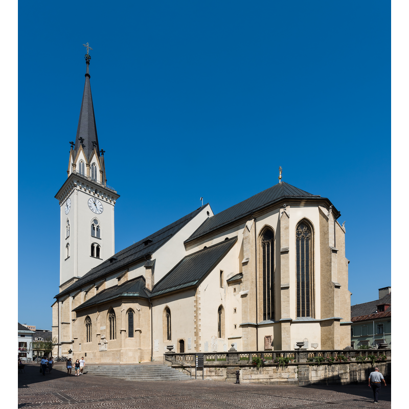 Source caption: "Stadtpfarrkirche St. Jakob in Villach - Innenansicht"