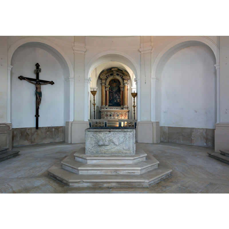 Source caption: "Die achteckige Taufkapelle neben der Kirche des hl. Georgs in Piran wurde 1650 errichtet. Ein römischer Sarkophag aus der ersten Hälfte des zweiten Jahrhunderts dient als Taufstein. Die Christusfigur am Kruzifix entstand um 1370."