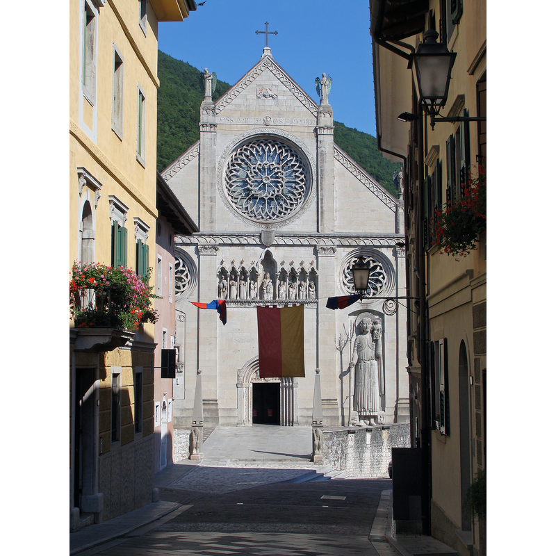 Source caption: "Cathédrale de Gemona (duomo), région du Frioul-Vénétie Julienne"