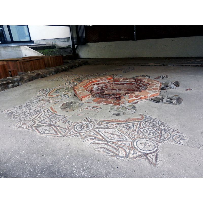 Source caption: "Emona: Zgodnjekrščanski center, restavrirani baptisterij" / "Emona: Baptistery and mosaics in the Early Christian center"