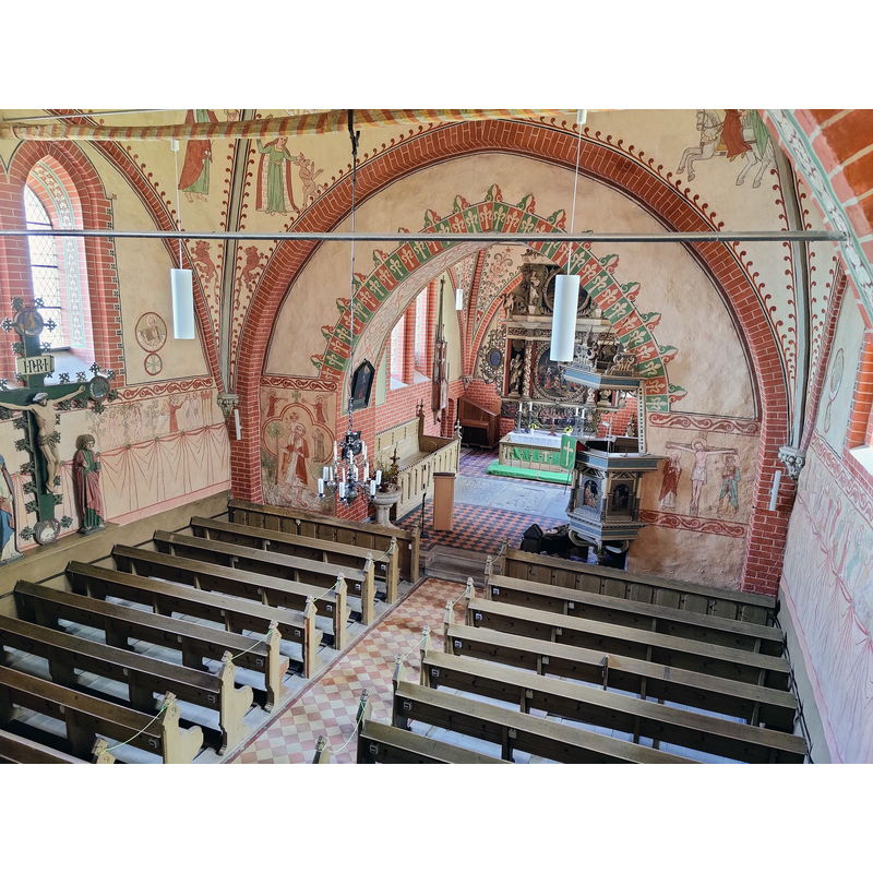 Source caption: "Evangelische Dorfkirche Petschow, Gemeinde Dummerstorf, Landkreis Rostock, Mecklenburg-Vorpommern, Deutschland" [NB: the baptismal font seen here by the left [north] side of the chancel arch, across the aisle from the pulpit, is a modern font]