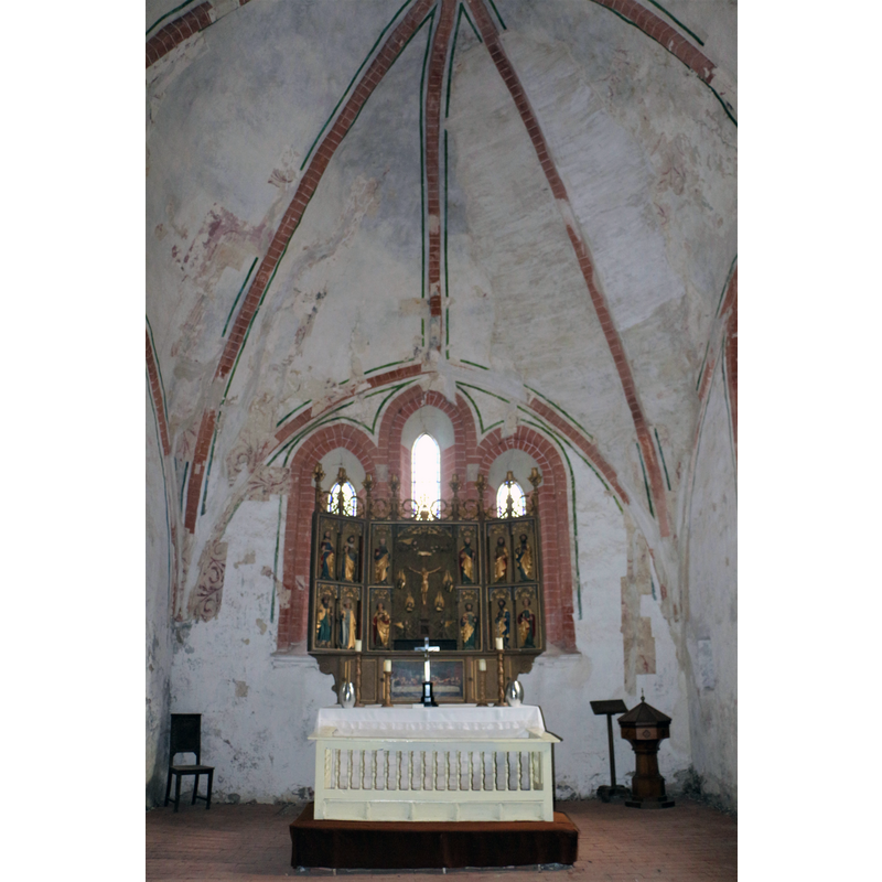 Source caption: "Altarraum der Kirche von Kirch Kogel mit umgearbeitetem gotischen Schnitzaltar" -- there is a wooden baptismal font in the right corner of the image