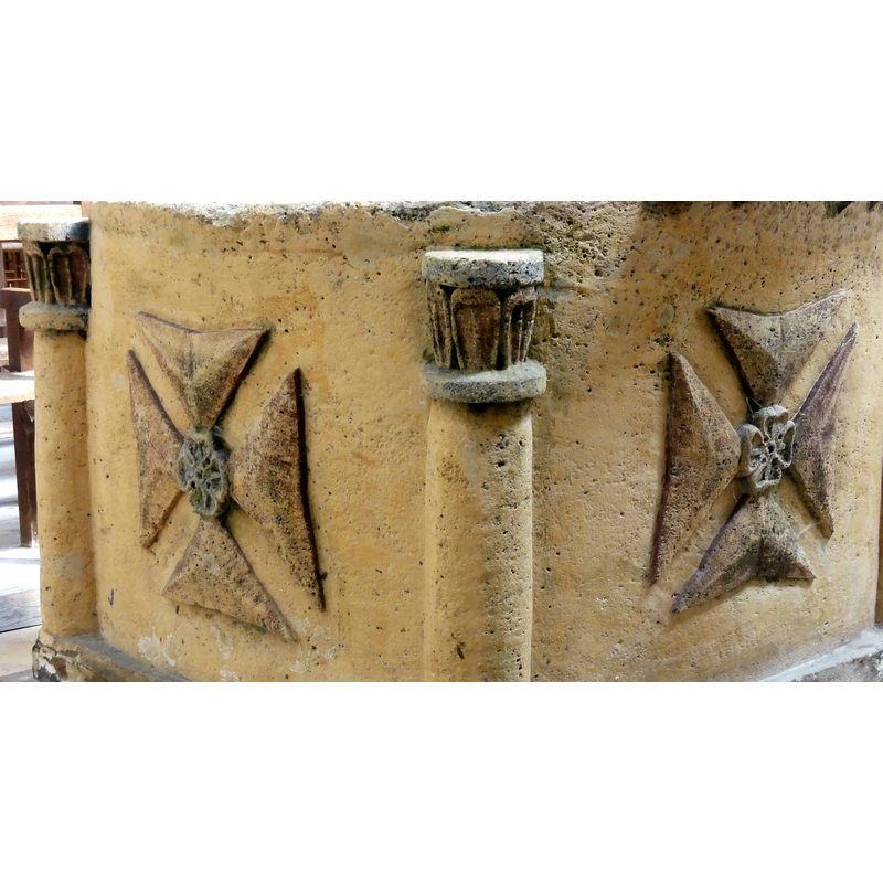 on the colonnettes at the angles