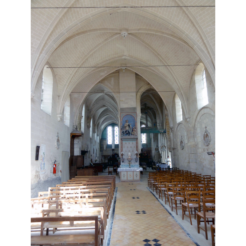 Source caption: "Breuil-le-Vert (60), église Saint-Martin, nef, vue vers l'est"