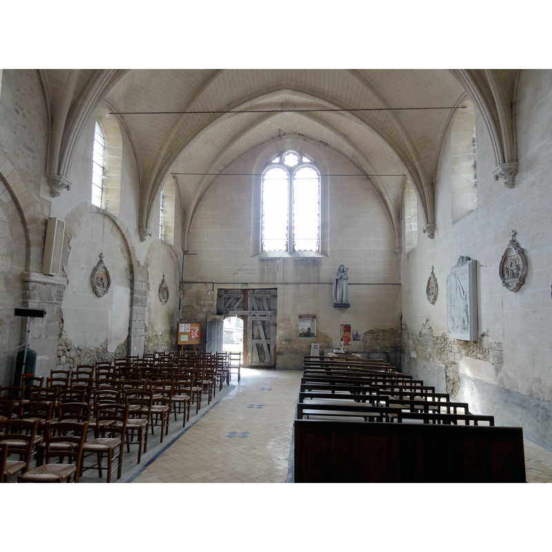 Source caption: "Breuil-le-Vert (60), église Saint-Martin, nef, vue vers l'ouest" -- the old font is discernible at the far [west] end, right [north] side, beneath the Madonna and Child statue on the west wall