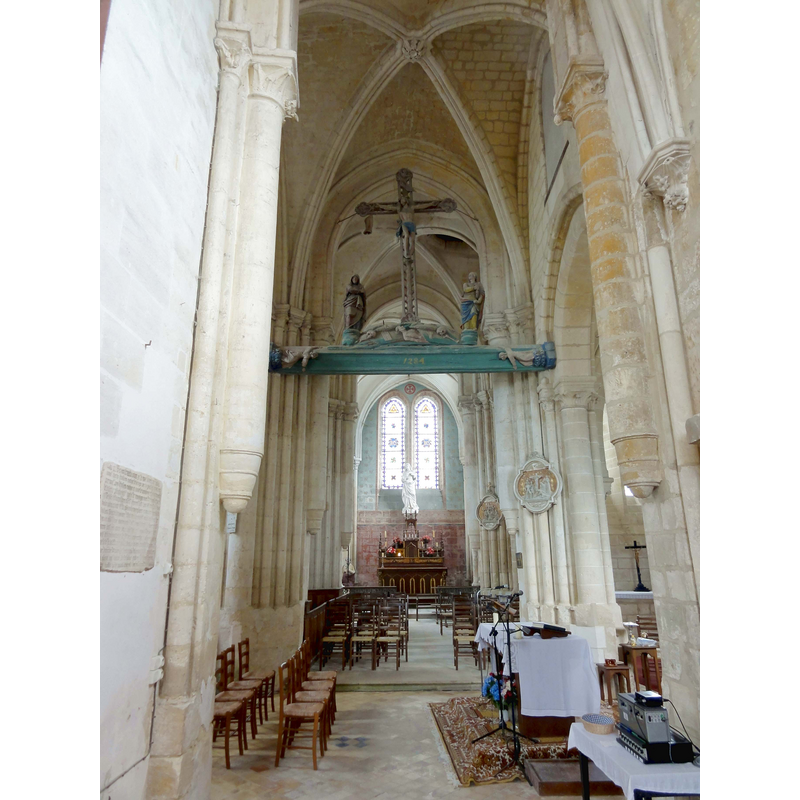 Source caption: "Breuil-le-Vert (60), église Saint-Martin, nef, vue vers l'est dans le chœur"
