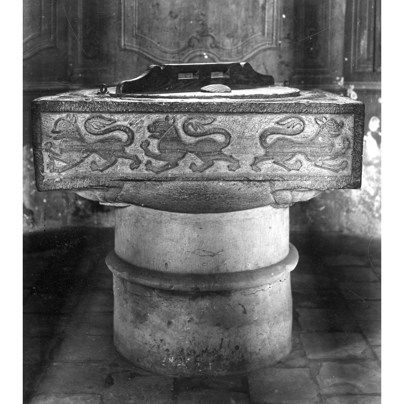 forming the capitals of the missing original columns of the base