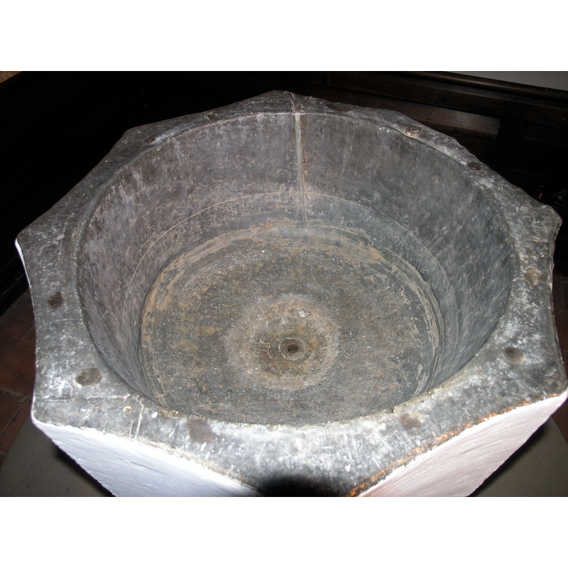 the slightly convex external sides of the basin can be appreciated here