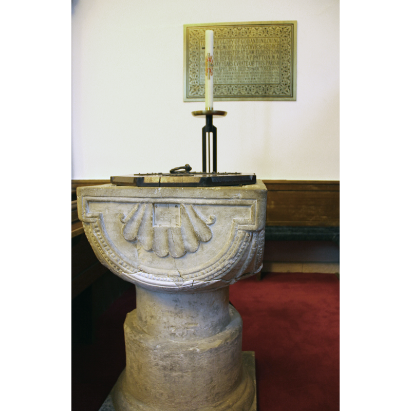 Source caption: "Anglonormannisches Taufbecken in der anglikanischen St.-Audoenus-Kirche (St. Audoen's Church), Cornmarket in Dublin, Irland. Das Taufbecken aus dem 12. Jahrhundert war bei Ausgrabungen im 19. Jahrhundert wiedergefunden worden."