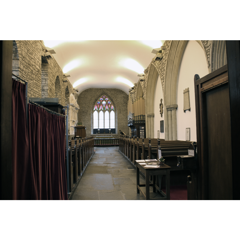 Source caption: "Hauptschiff der anglikanischen St.-Audoenus-Kirche (St. Audoen's Church), Cornmarket in Dublin, Irland. Dieser Teil der Kirche wird noch heute regelmäßig für Gottesdienste genutzt."