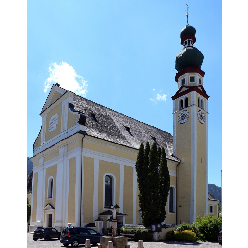 Source caption: "Kath. Pfarrkirche hl. Petrus, Reith im Alpbachtal; mächtiger klassizistischer Saalbau. Urkundlich Pfarre 1187. Kirchenneubau 1801 bis 1805. Davor der Dorfbrunnen."