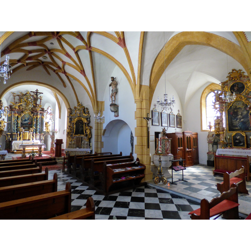 Source caption: "Inneres der Kath. Pfarrkirche Mariae Himmelfahrt, Globasnitz" -- the font and cover seen here in the south chapel, by the confessionals on the right