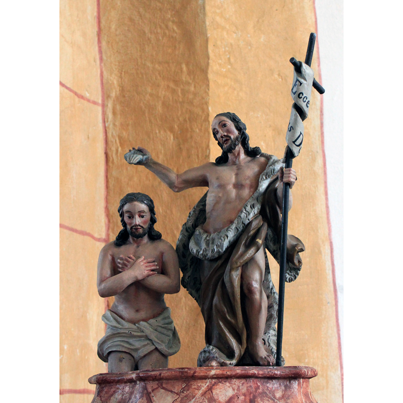 Source caption: "Pfarrkirche in der Gemeinde Globasnitz - Taufstein" -- the sculptural finial with the Baptism of Christ