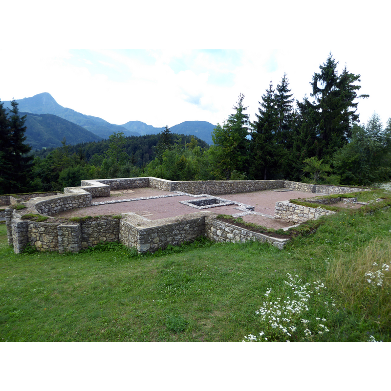 Source caption: " Hemmaberg, Globasnitz, Kärnten - Westliche Doppelkirche: Taufkirche (nördl.)" -- the steps leading down inside the font are on the east side, therefore not visible here