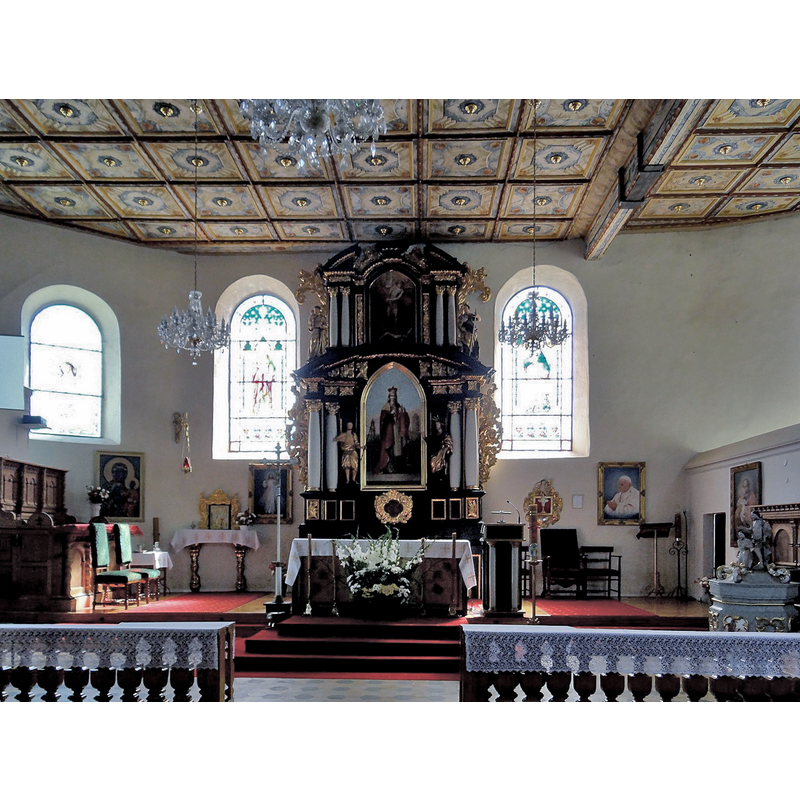 Source caption: "Miłków - Kościół św. Jadwigi (1542-1543)" -- the baptismal font is partially visible in the lower right corner of the image