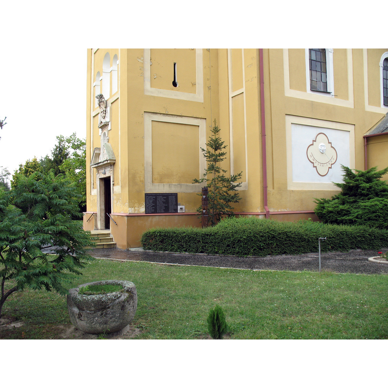 Source caption: "templombejárat"
