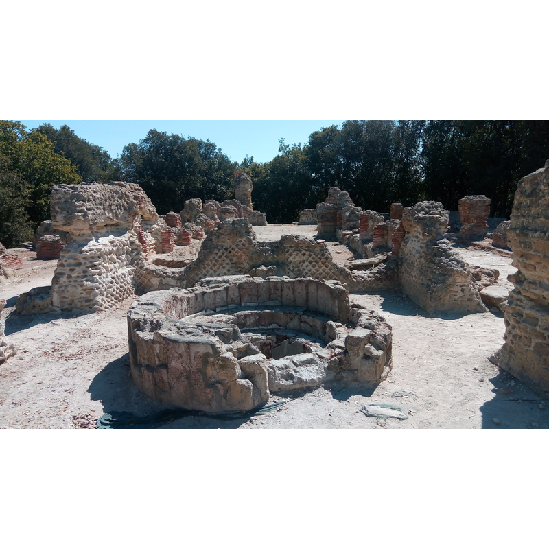 Source caption: "Scavi archeologici di Cuma"