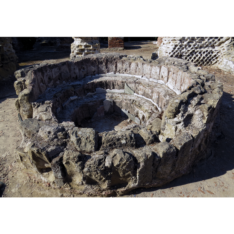 Source caption: "Parco archeologico di Cuma"