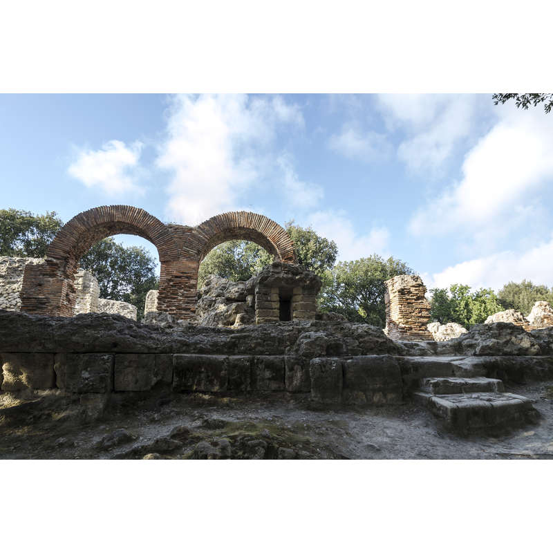 Source caption: "Parco archeologico di Cuma"