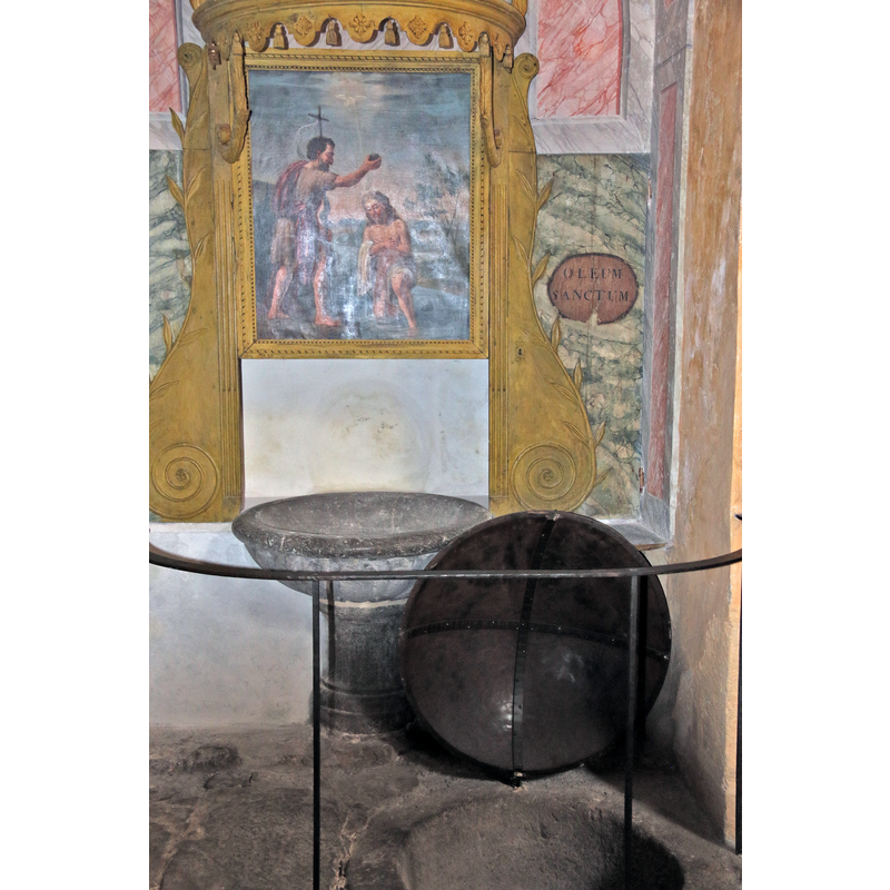 [NB: the cover visible here does not belong to the font; it is used to cover the well (?) on the ground].