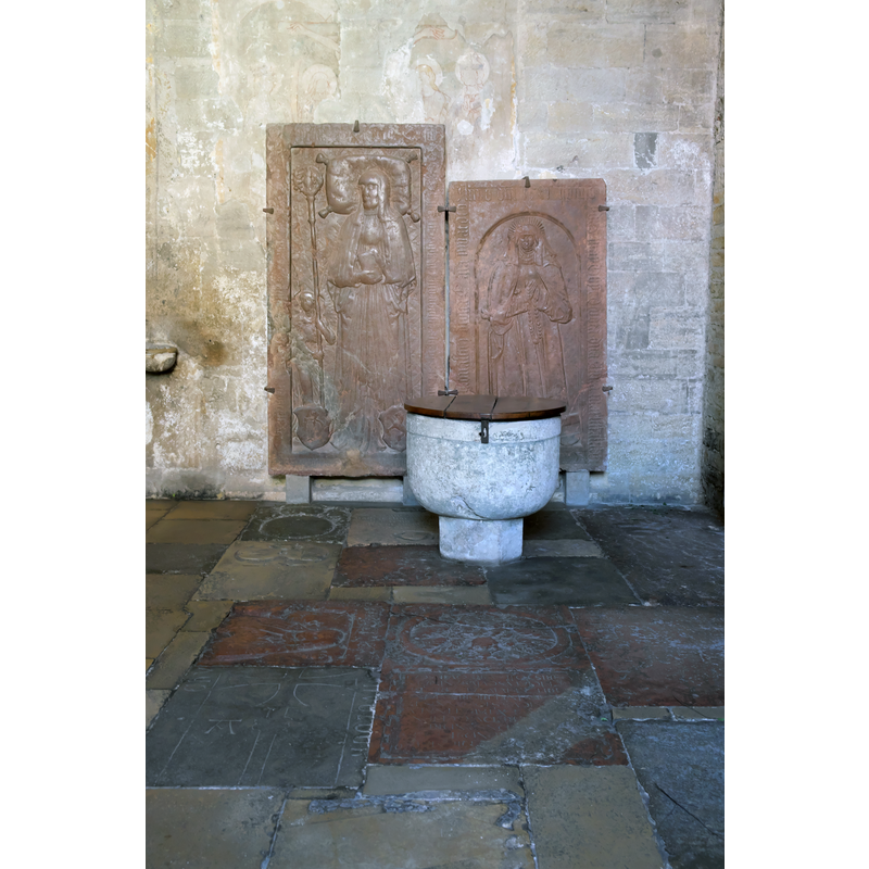 Source caption: "Stiftskirche des ehemaligen Damenstiftes Niedermünster in Regensburg im Regierungsbezirk Oberpfalz (Bayern/Deutschland), Vorhalle, Grabplatten"