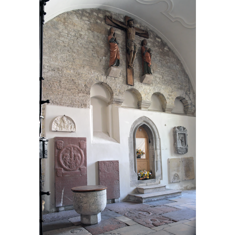 Source caption: "Stiftskirche des ehemaligen Damenstiftes Niedermünster in Regensburg im Regierungsbezirk Oberpfalz (Bayern/Deutschland), Vorhalle, Grabplatten"