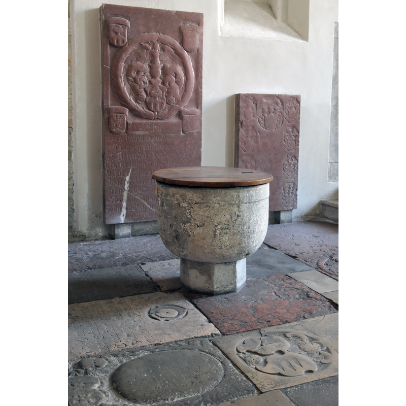 Source caption: "Stiftskirche des ehemaligen Damenstiftes Niedermünster in Regensburg im Regierungsbezirk Oberpfalz (Bayern/Deutschland), Vorhalle, Grabplatten"