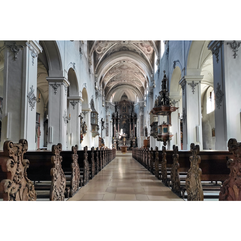 Source caption: "Die zuerst um 700 errichtete Niedermünsterkirche in Regensburg war die Kirche des ehemaligen Kanonissenstiftes der Reichsabtei Niedermünster und dient heute als Dompfarrkirche."
