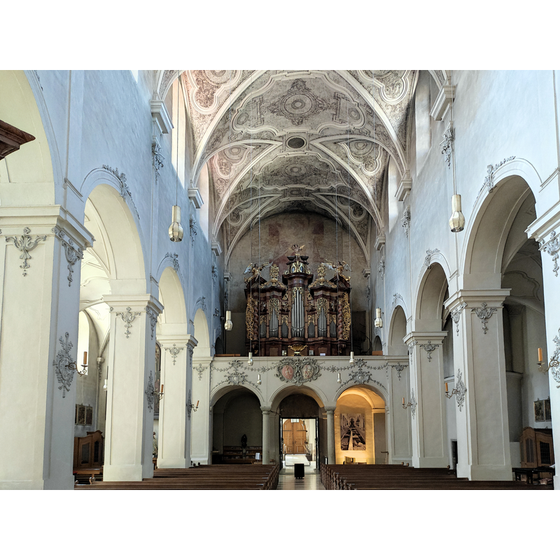 Source caption: "Die zuerst um 700 errichtete Niedermünsterkirche in Regensburg war die Kirche des ehemaligen Kanonissenstiftes der Reichsabtei Niedermünster und dient heute als Dompfarrkirche."
