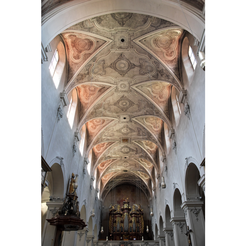 Source caption: "Stiftskirche des ehemaligen Damenstiftes Niedermünster in Regensburg im Regierungsbezirk Oberpfalz (Bayern/Deutschland), Innenraum"