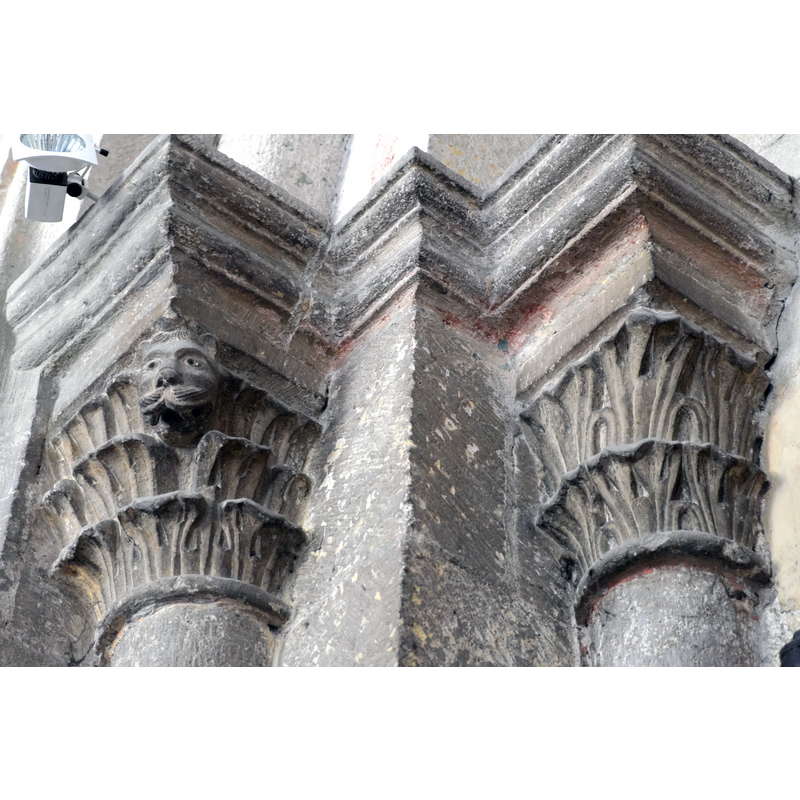 Source caption: "Stiftskirche des ehemaligen Damenstiftes Niedermünster in Regensburg im Regierungsbezirk Oberpfalz (Bayern/Deutschland), Kapitelle am Portal"