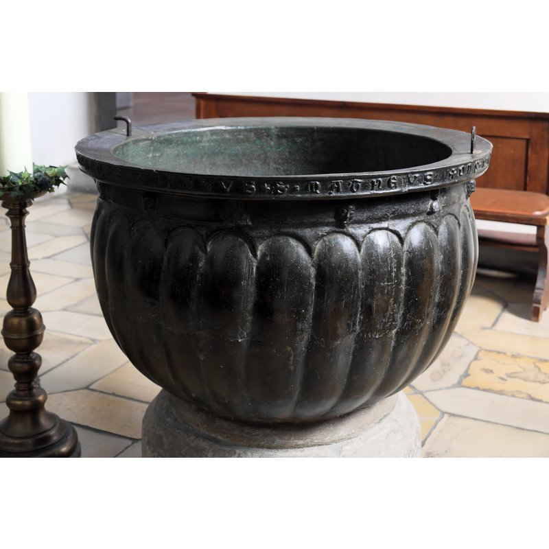 Source caption: "Stiftskirche des ehemaligen Damenstiftes Niedermünster in Regensburg im Regierungsbezirk Oberpfalz (Bayern/Deutschland), Taufbecken aus Bronze, um 1300"