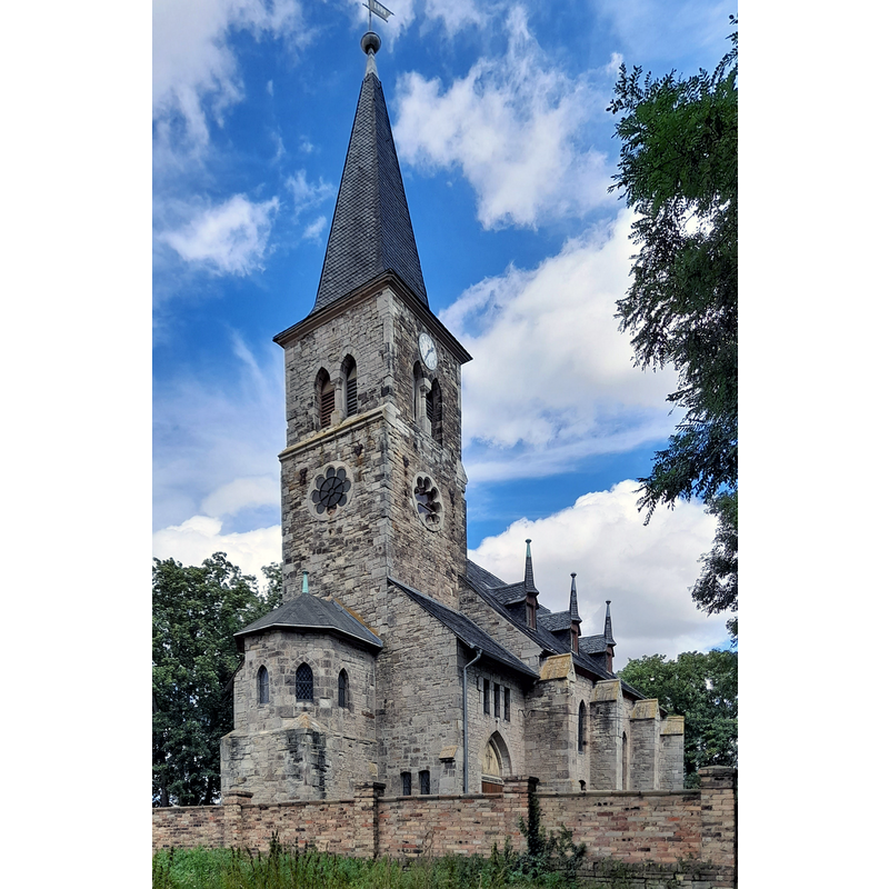 Source caption: "Kirche St. Johannes der Täufer, Naundorf (Salzatal), Ansicht von Südwesten"