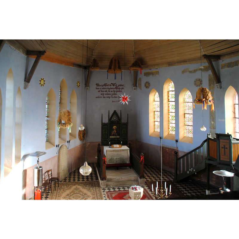 Source caption: "Blick in den Innenraum der Johanneskirche Naundorf" -- the baptismal font is partially visible in the foreground, centre of the image