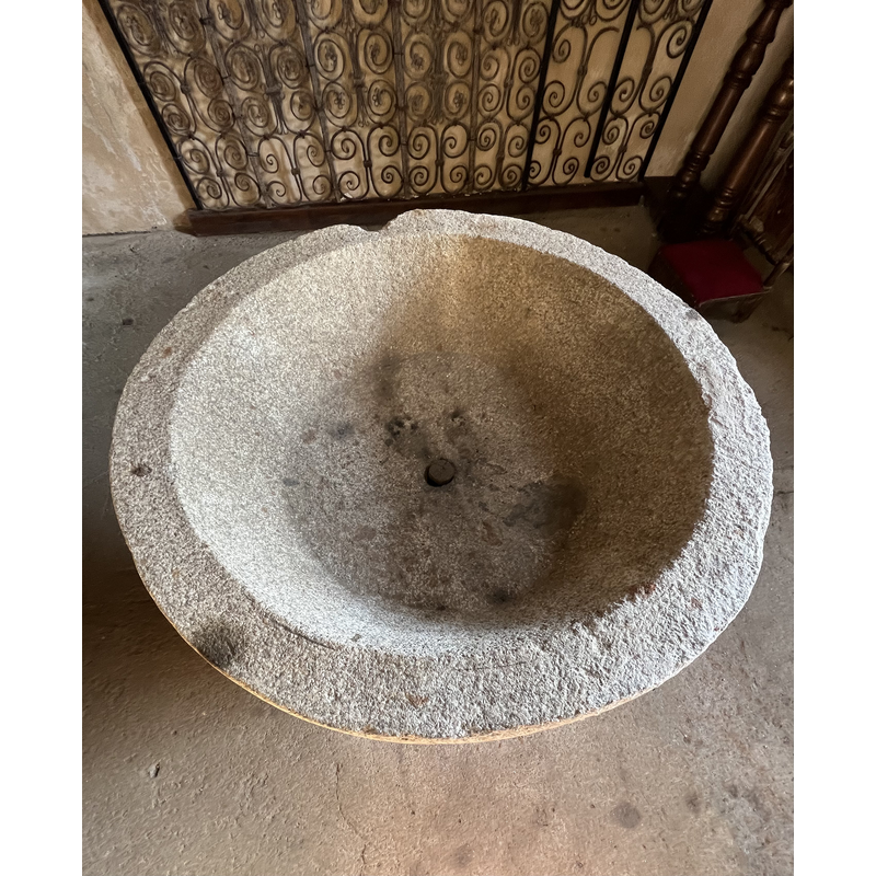 showing the centre drain hole