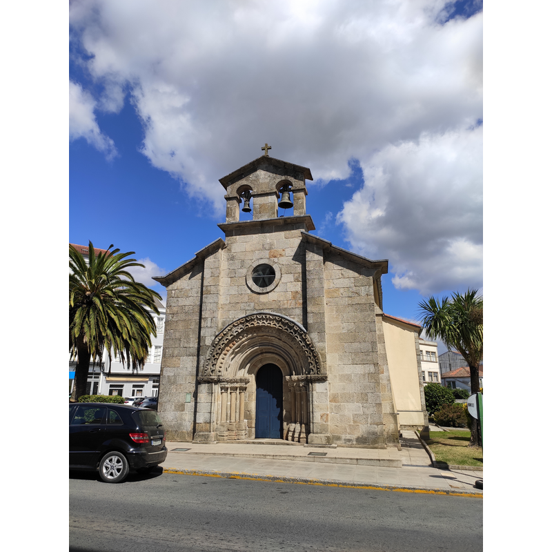 Source caption: "La desaparecida iglesia de San Pedro fue otra de las parroquias románicas con las que contó Melide, de la cual, pudo ser salvada su magnífica portada principal, hoy rehabilitada y recolocada, también a pie de la ruta a Compostela, en la moderna Capela de San Roque."